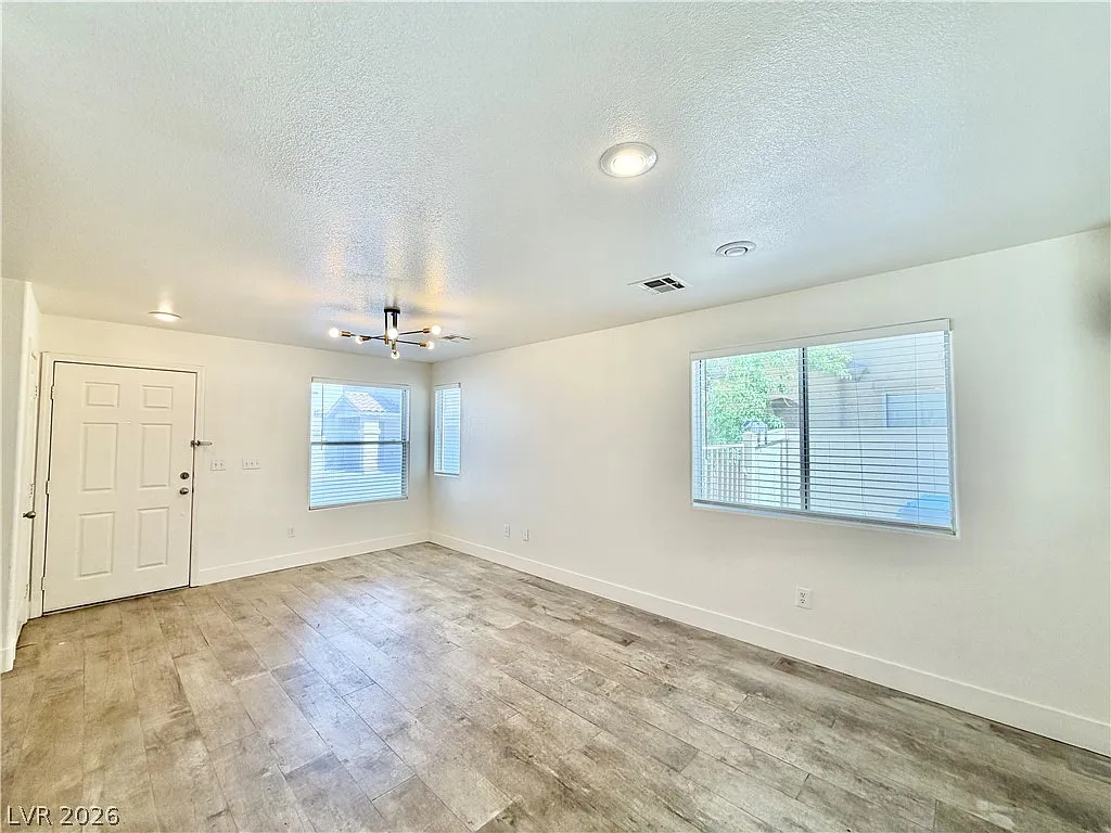 5 bed, 3.0 bath, 1937 sqft, $2,295 — Photo 4