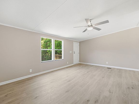 3rd image of 733 Lemay Ln