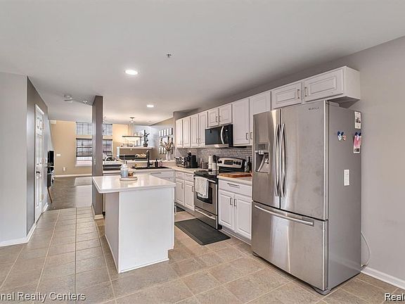 4th image of 3082 Camden Dr