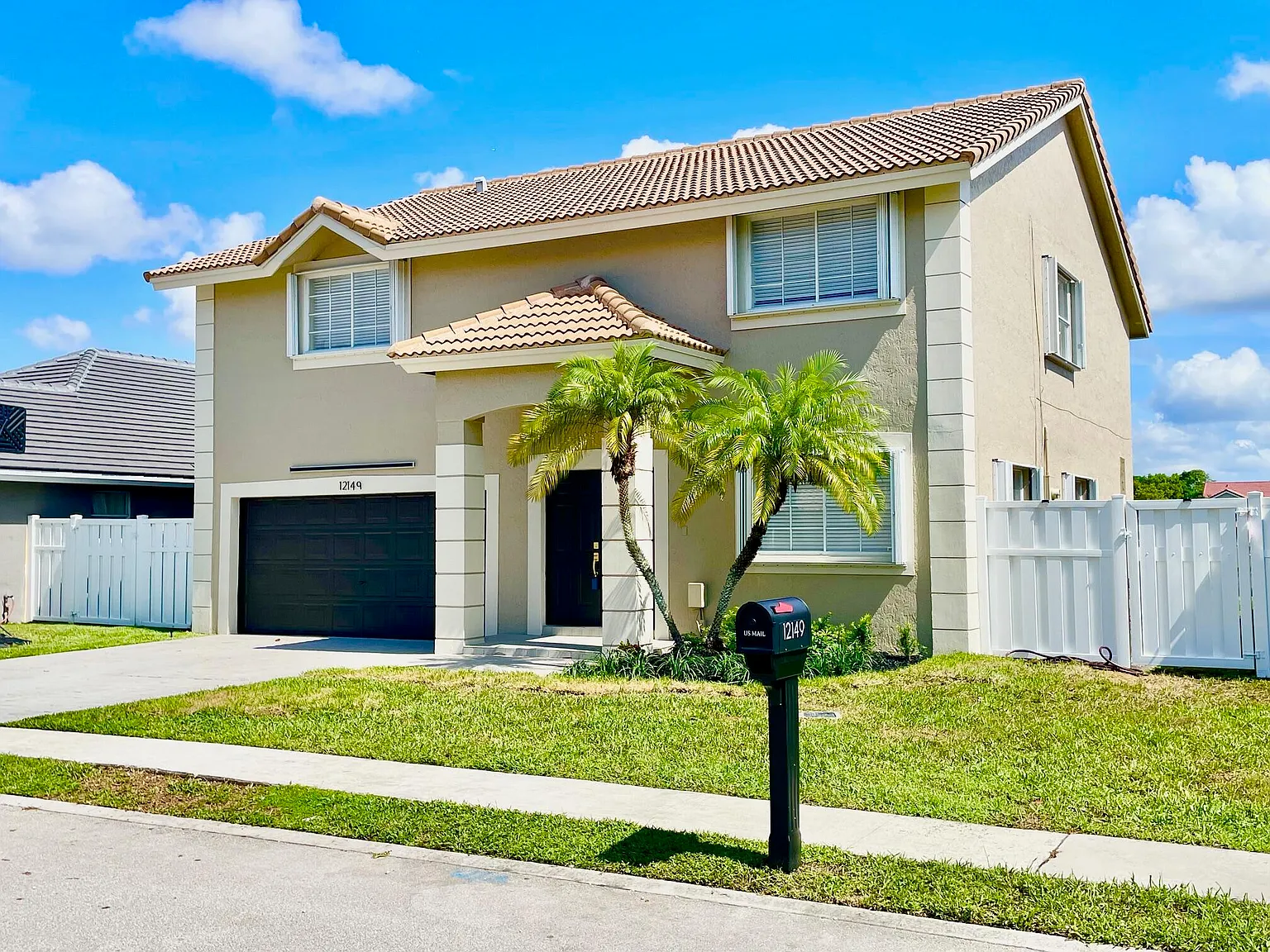 5 bed, 2.5 bath, 2820 sqft, $4,850 — Photo 2