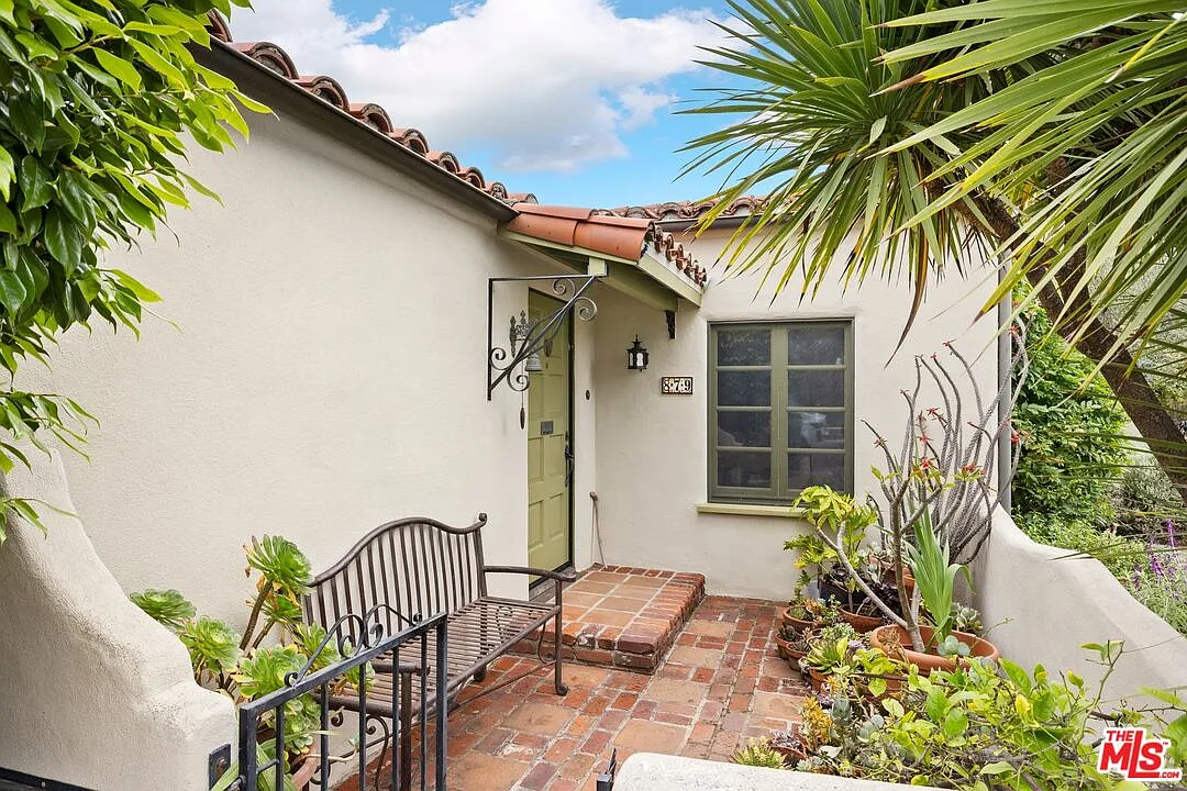 3 bed, 2.5 bath, 1702 sqft, $8,500 — Photo 2