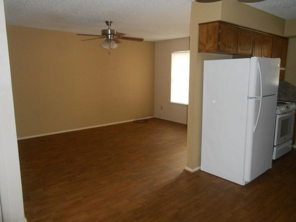 Extra large living and dining area !