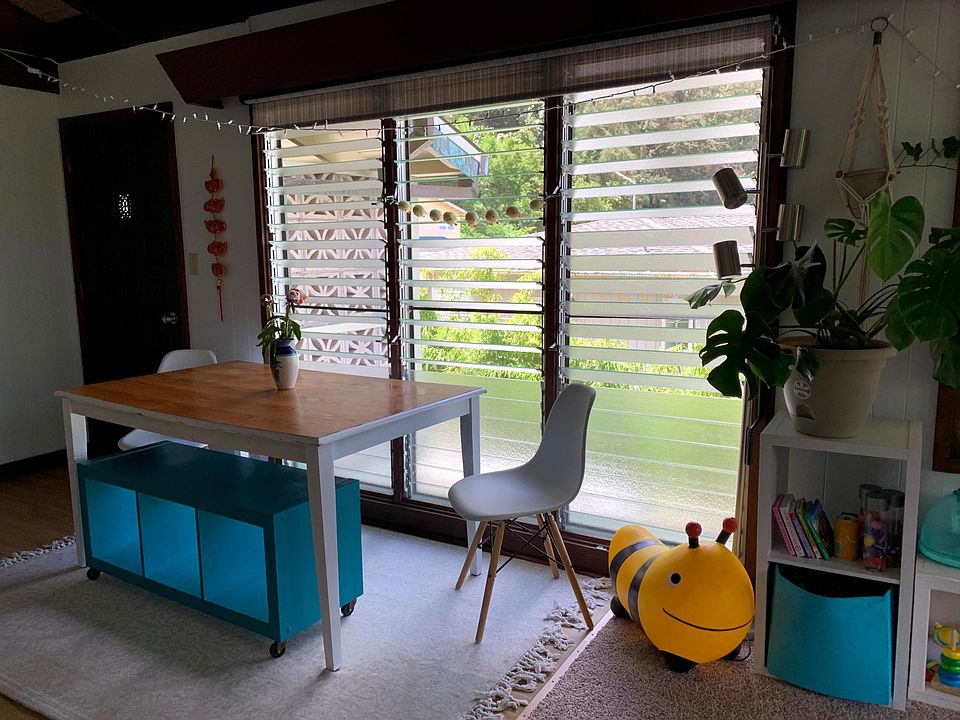 Main entry and dining (unfurnished)