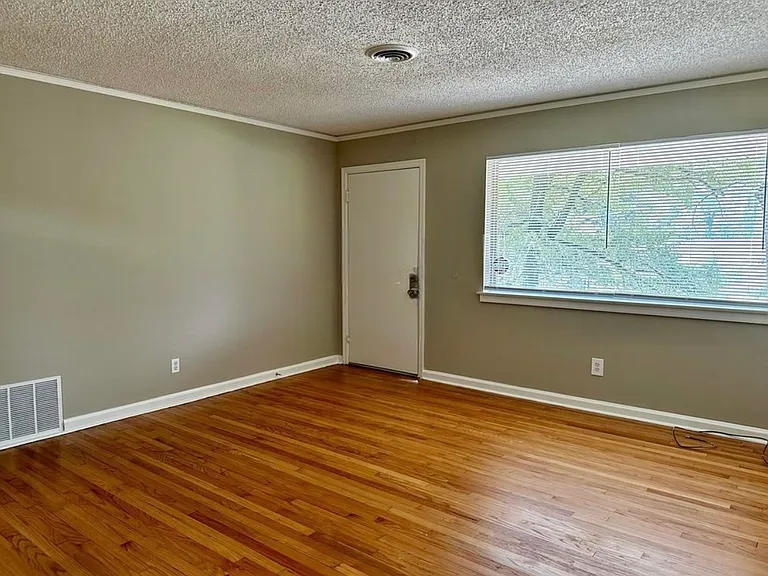 1017 Rosedale Dr — Photo 9