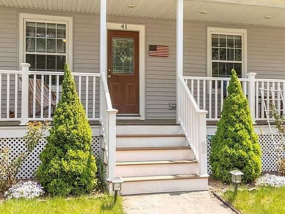 5th image of 41 Pleasant St