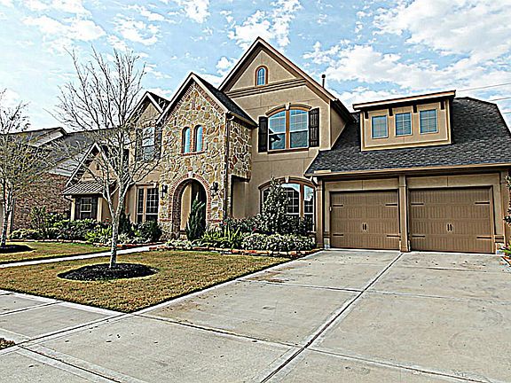 EYE-CATCHING CURB APPEAL AND A COVERED ENTRY WELCOMES YOU HOME.