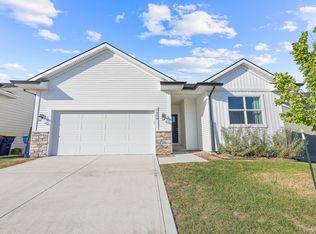 2928 Primrose Ln, Pella, IA 50219