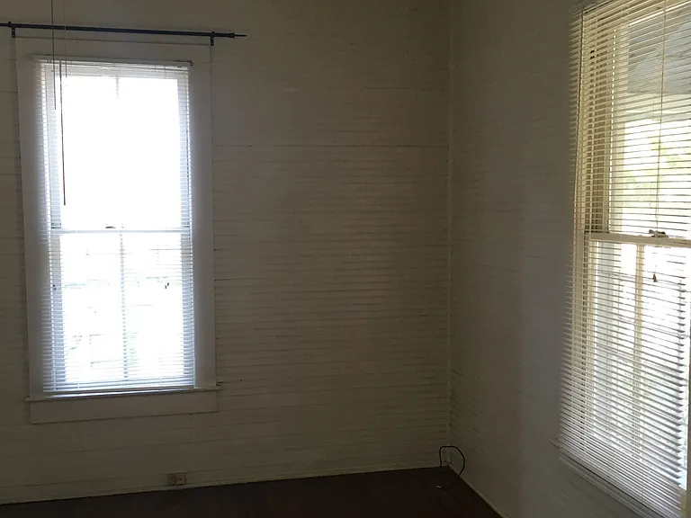 202 SE 10th St — Photo 3