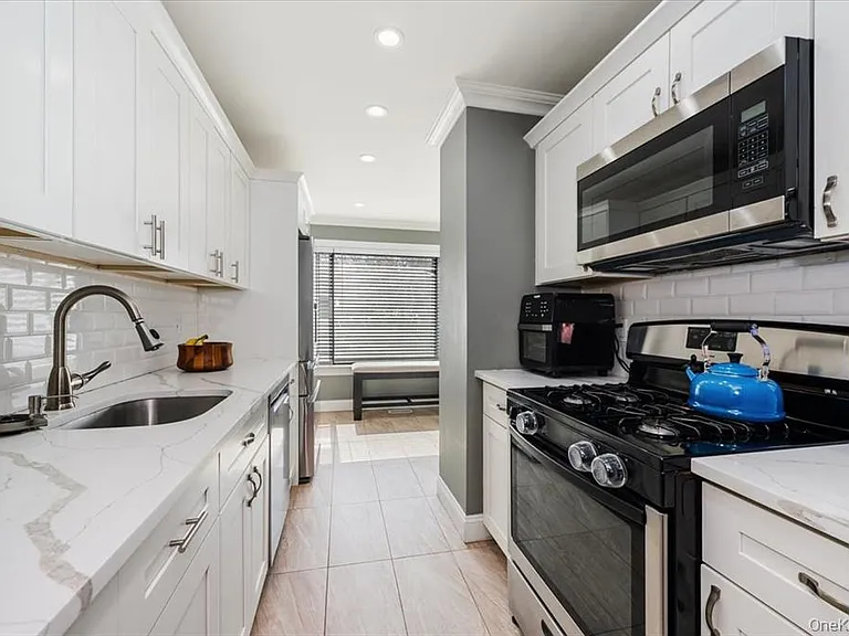 98 Lisa Dr — Photo 29