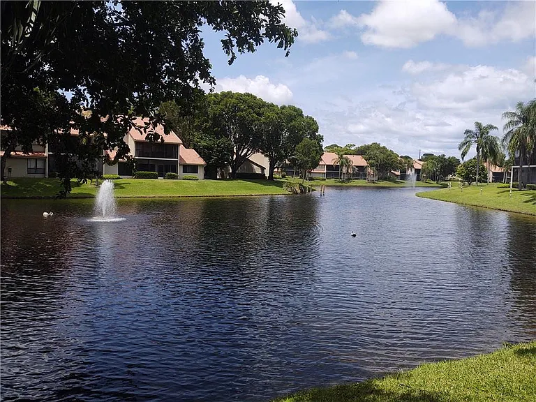 5801 Coach House Cir #B — Photo 28