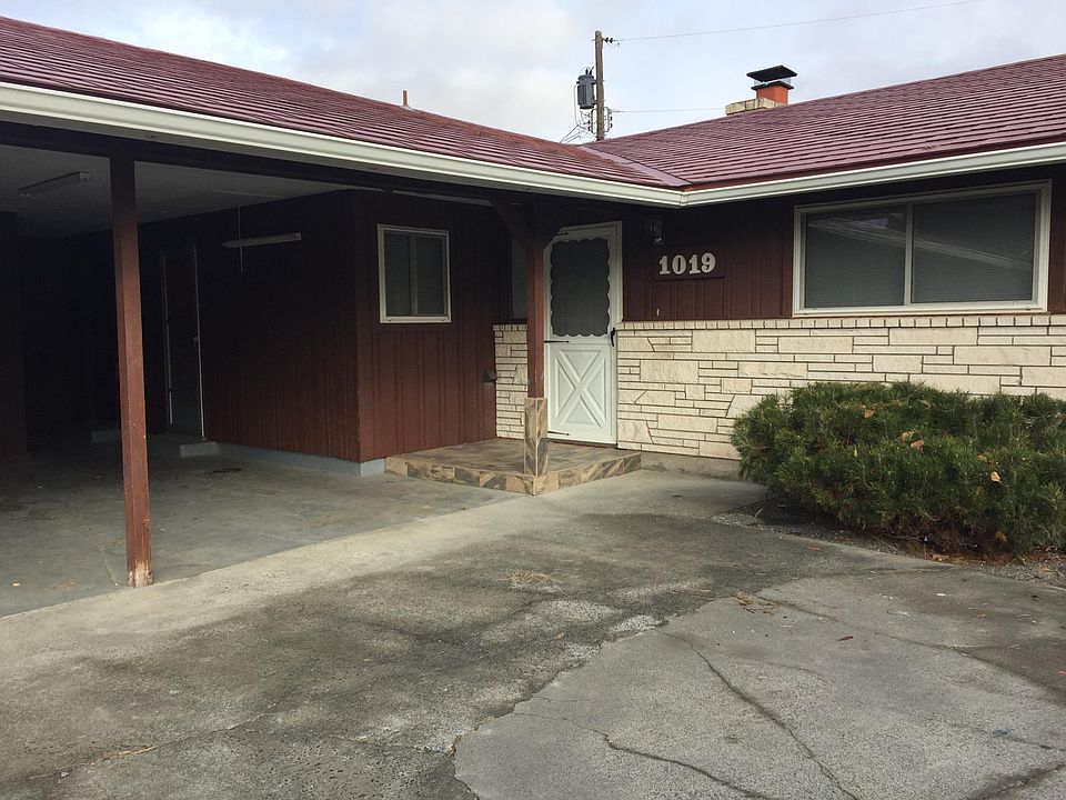 Inviting 3 bedroom home, 2 bathroom home. Each of the three bedooms have large closets.