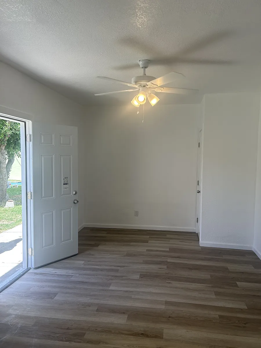 Building Photo - 430 S Washington St #14A