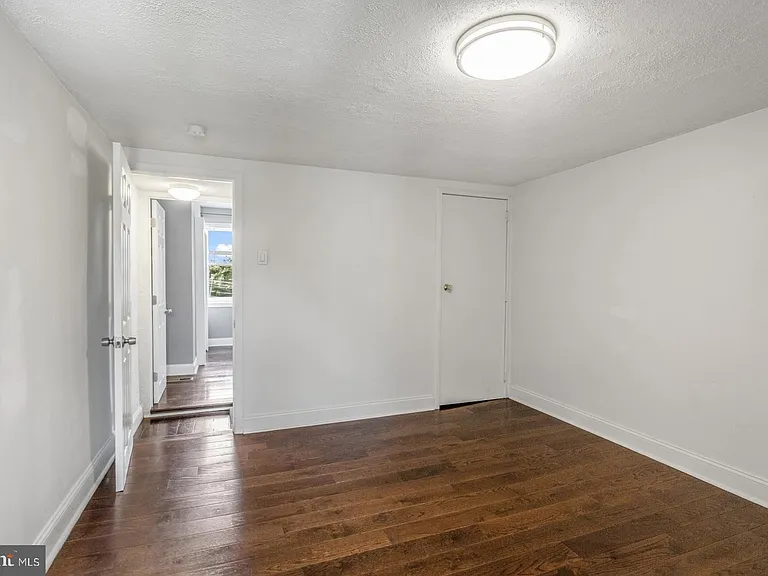 2564 Collins St — Photo 17