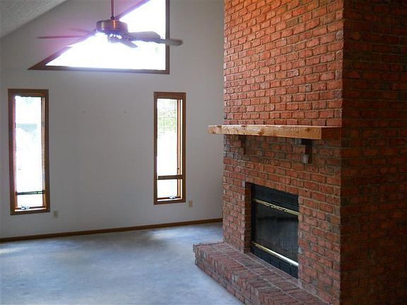 4th image of 19 W Hunter Dr