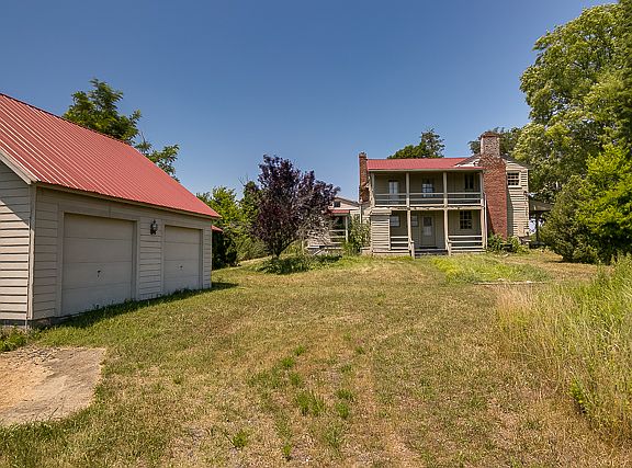 Circular Driveway to Garage