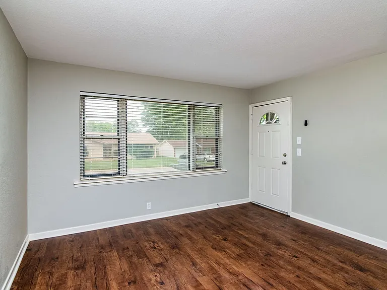 2416 Hillview Dr — Photo 4