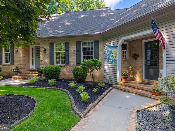 3rd image of 11 Saint Johns Ln