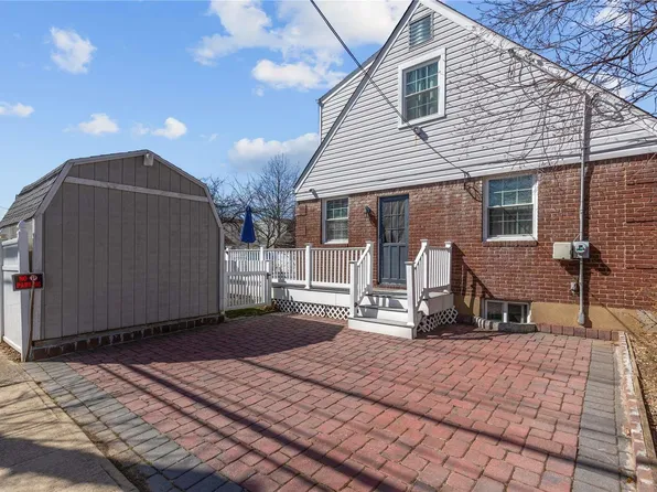 76-54 271st Street, New Hyde Park, NY 11040