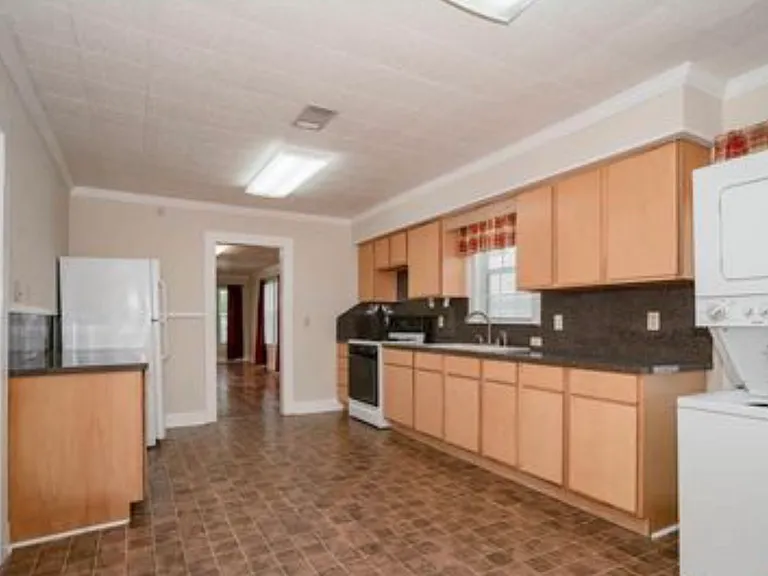 101 E Myrle Ave — Photo 3