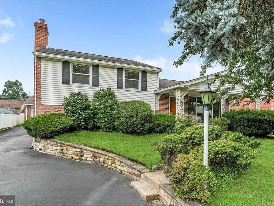 Step into this charming detached split-level home, nestled in the highly sought-after Dream Valley neighborhood of Springfield, within the award winning Springfield School District. This well-appointed home features 3 bedrooms, and 2 full baths with appro