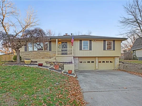 103 Crestview Dr, Paola, KS 66071
