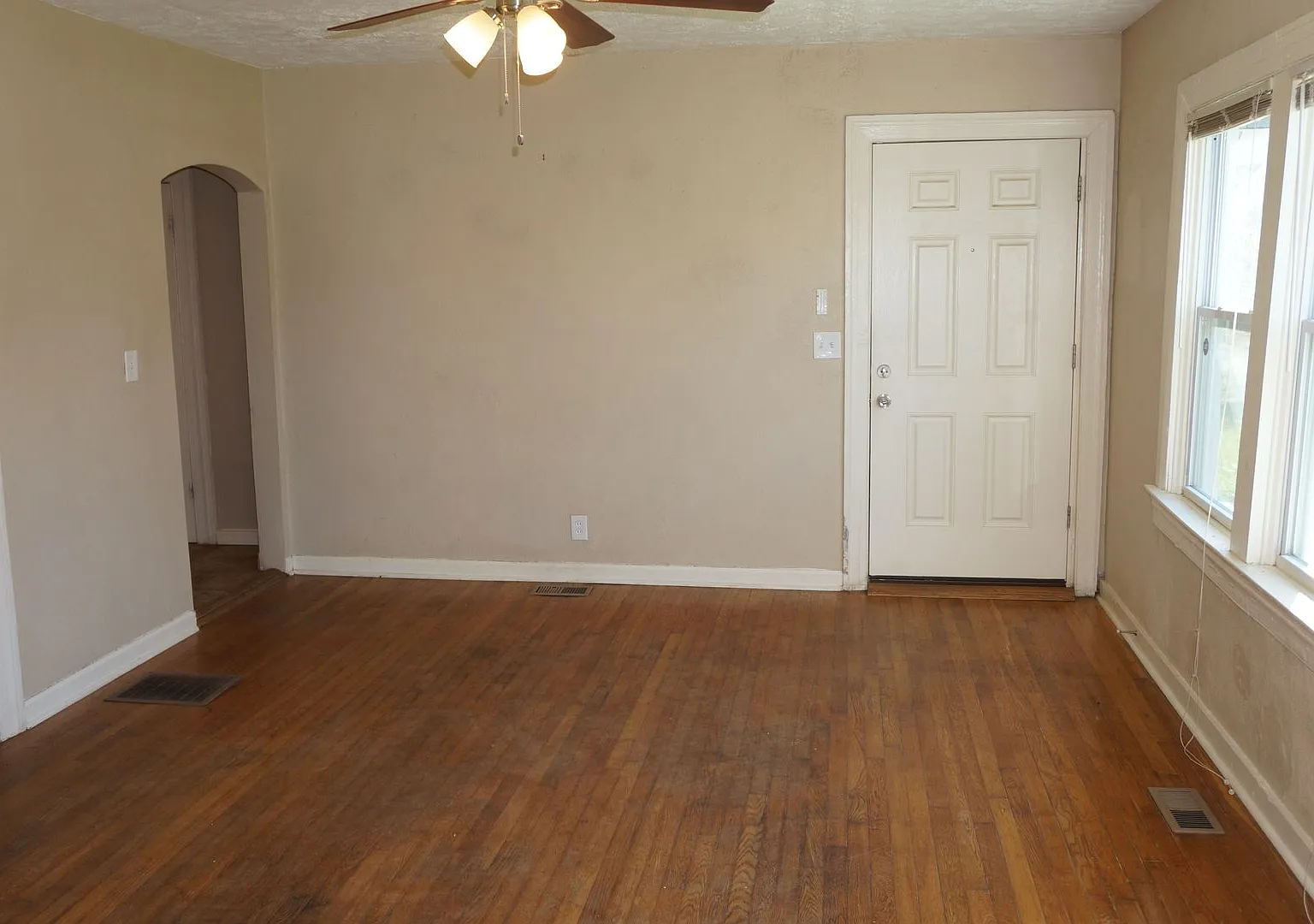 583 Colonial Circle — Photo 3