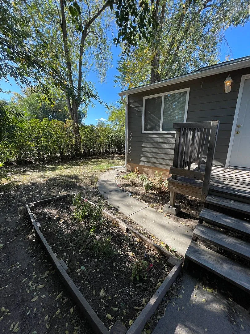 2 Bedroom, 1 Bathroom Centrally Located Duplex for Rent — Photo 2