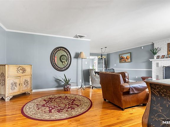 5th image of 107 Buckingham Dr