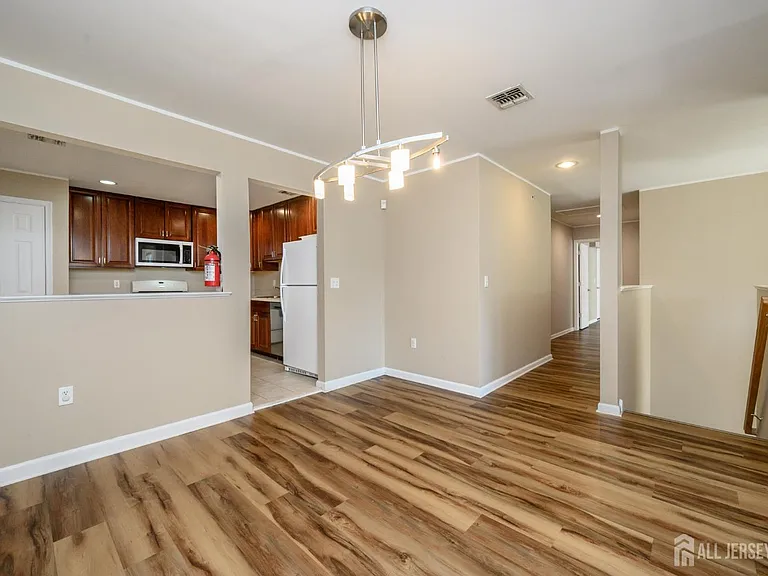 303 Pinelli Dr — Photo 5