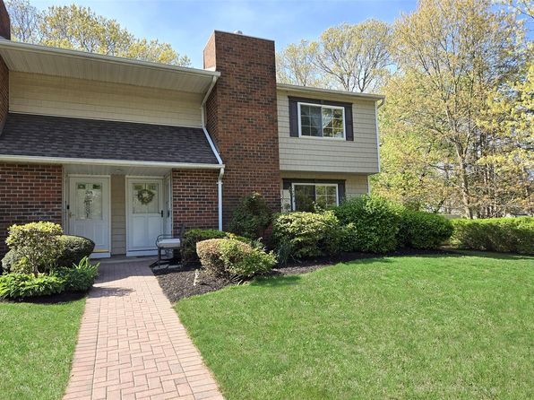 225 Lake Pointe Circle #1, Middle Island, NY 11953