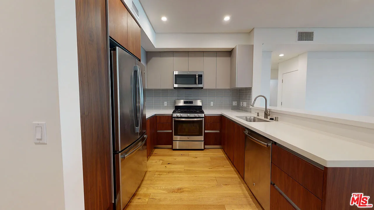 2 bed, 2.0 bath, 1163 sqft, $3,995 — Photo 4