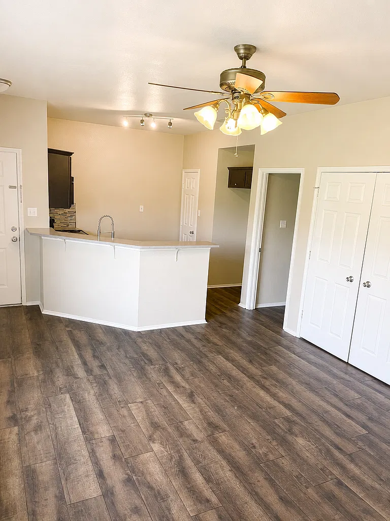 131 Lindas Creek Ln — Photo 3