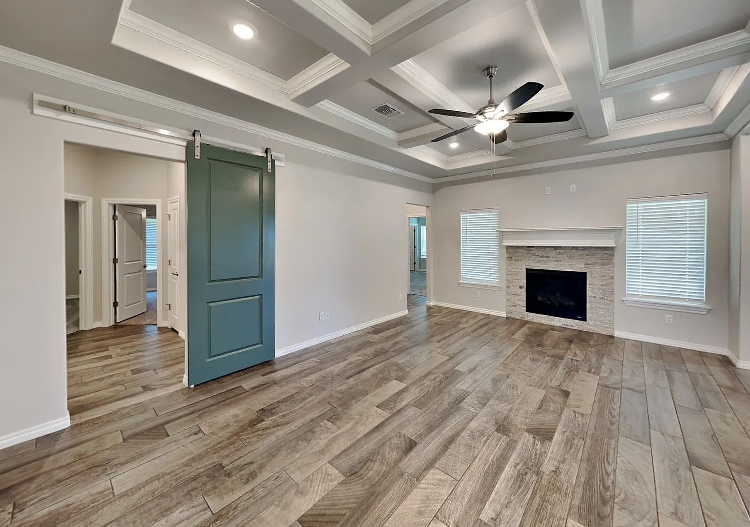 4 Bedroom, 3 Bathroom 3 Car Garage Home with Storm Shelter — Photo 4