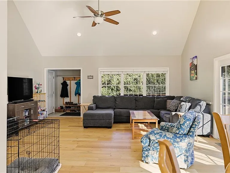 141 Laurel Ridge Ln — Photo 10