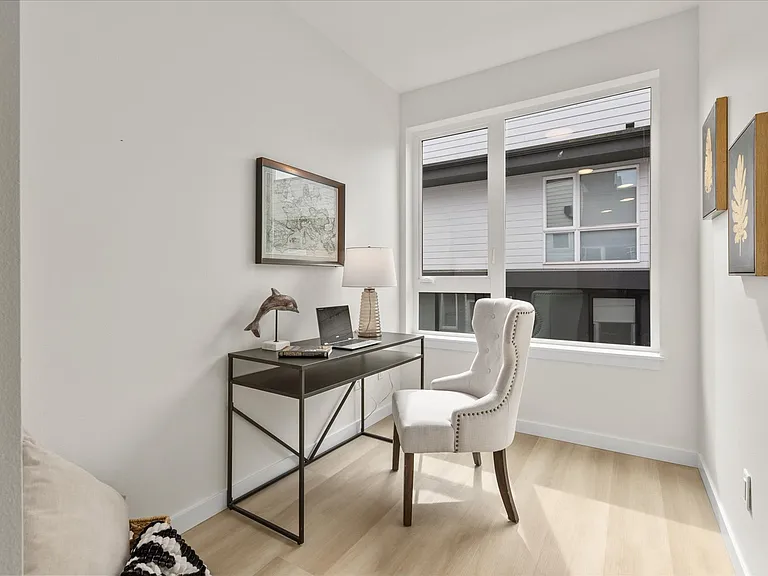 255 E Louisa St — Photo 12
