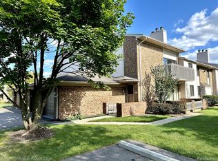 6570 Maple Lakes Dr, West Bloomfield, MI 48322