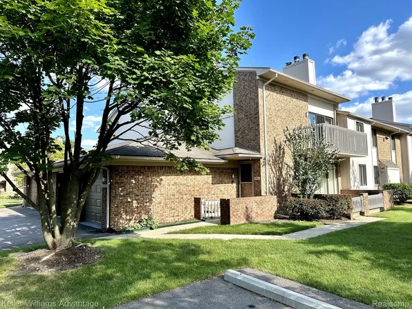 6570 Maple Lakes Dr, West Bloomfield, MI 48322