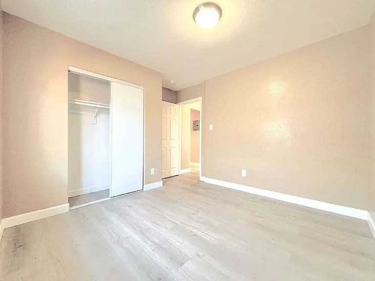 1385 E Vernon Ave — Photo 14