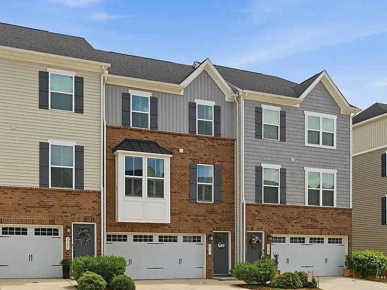 2527 Grantham Place Dr — Photo 2
