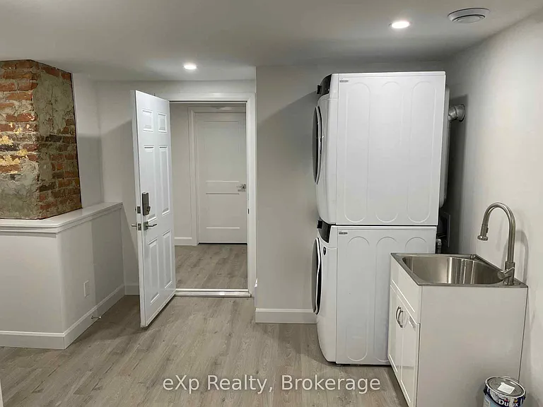 536 Dundas St E #LOWER — Photo 8