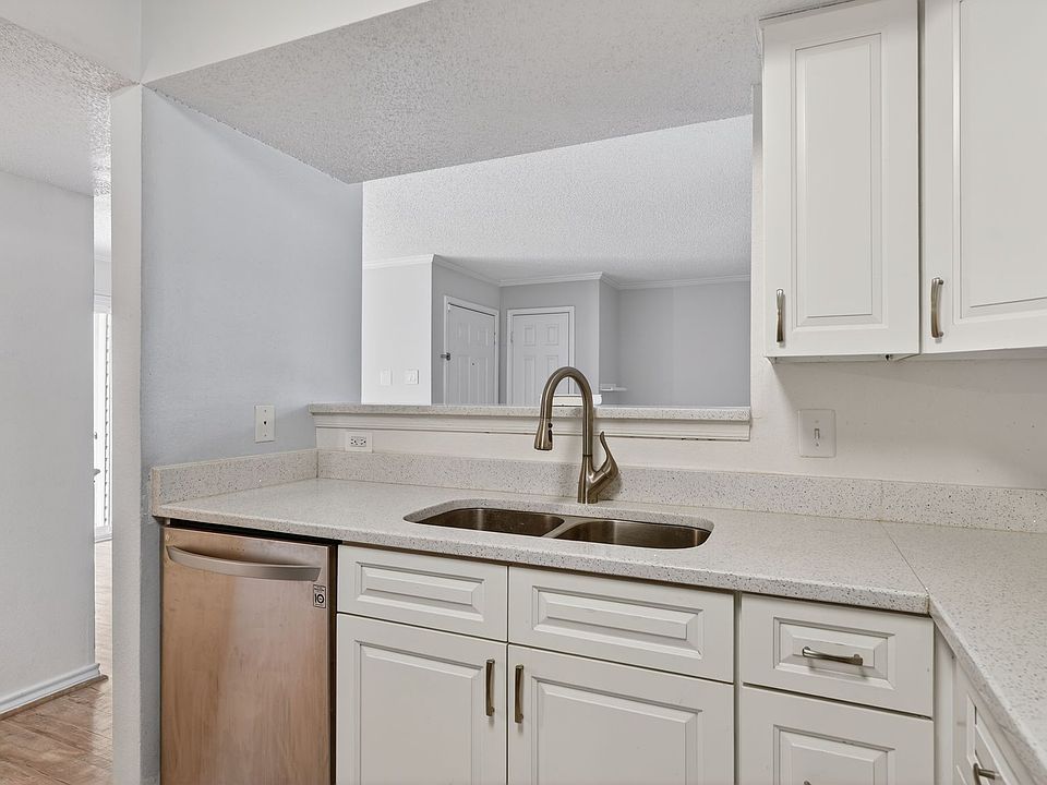 1st image of 1541 Lincoln Way #204
