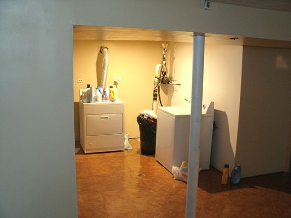 Washer/dryer area