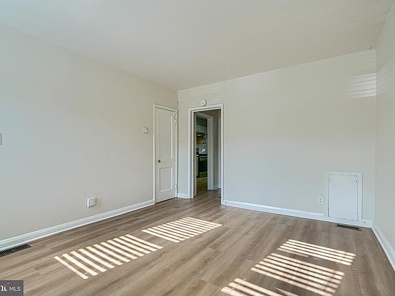 3rd image of 2976 Cornwall Rd