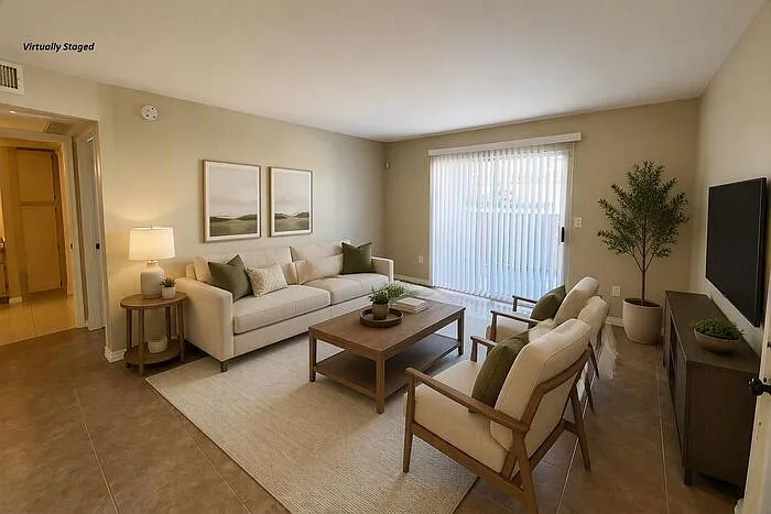 1 bed, 1.0 bath, 825 sqft, $1,162 — Photo 2
