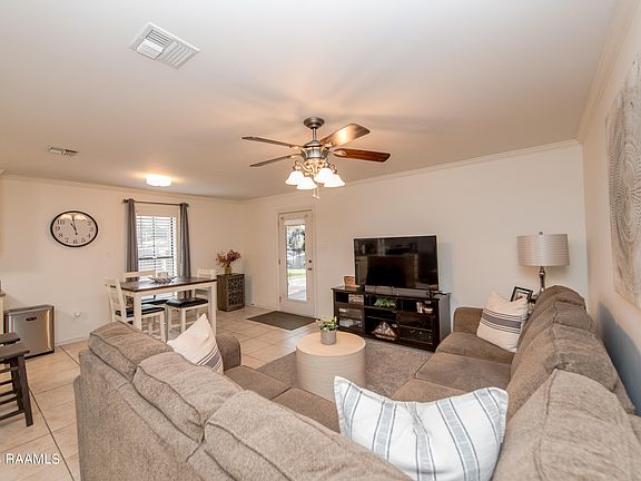5th image of 1205 Versailles Cres