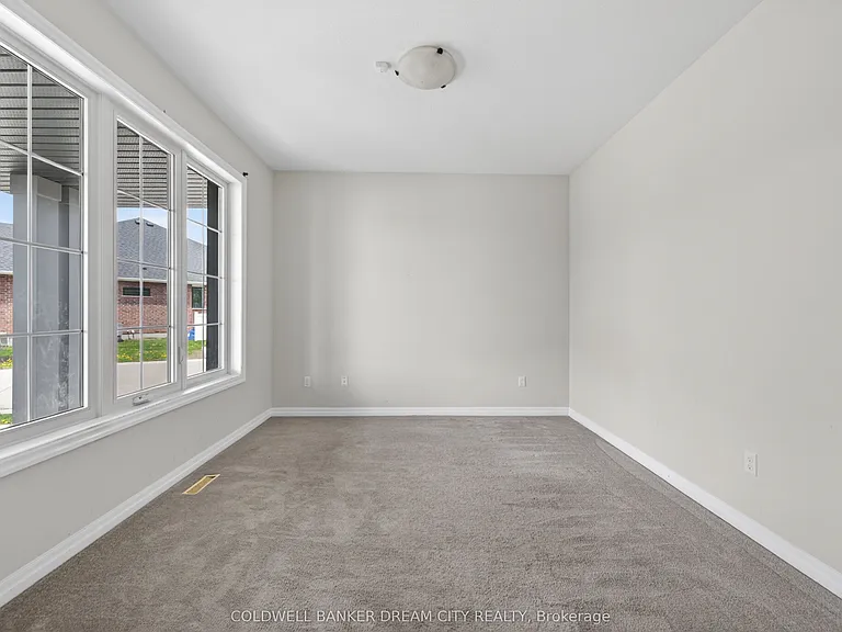 98 Livingston Dr — Photo 6