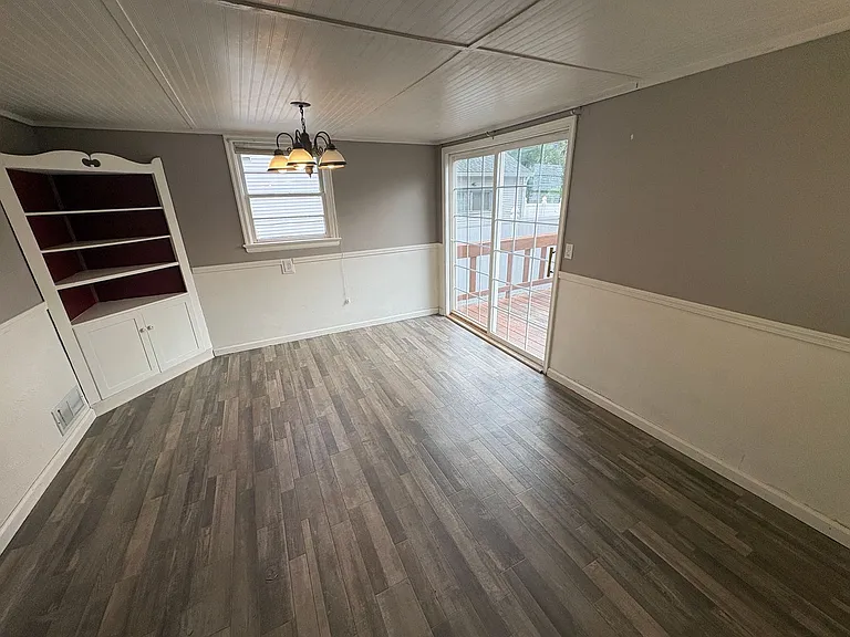 2419 Pine St — Photo 11