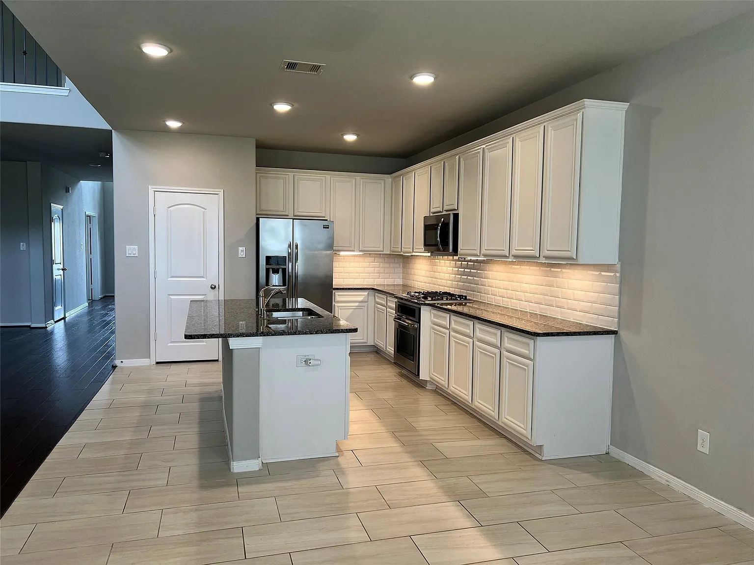 4 bed, 3.0 bath, 3727 sqft, $3,550 — Photo 4