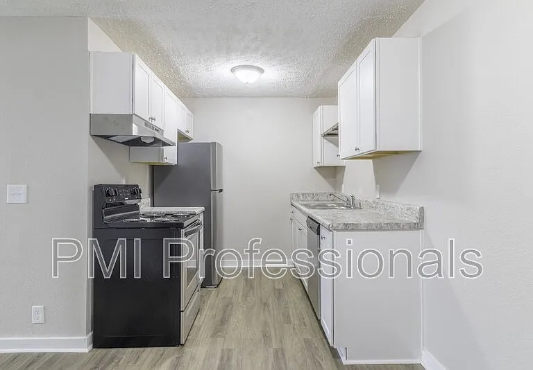 136 Kingsridge Dr — Photo 3