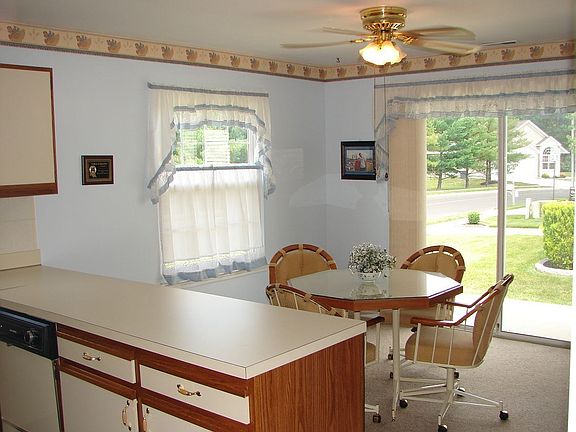 Kitchen breakfast area